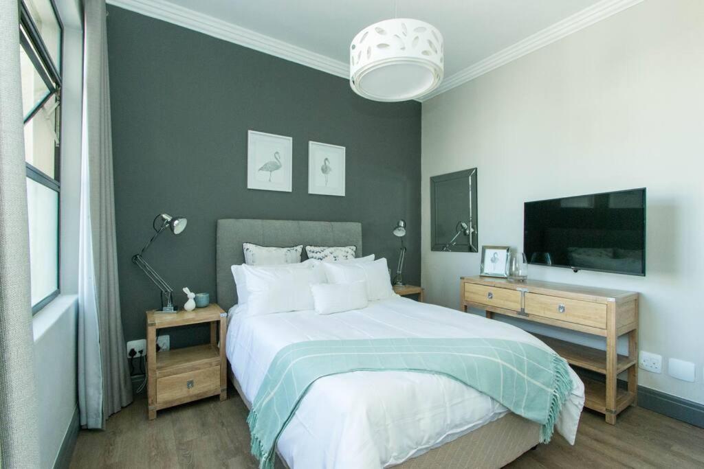 9 Church View - No Loadshedding - Homely Apartment *